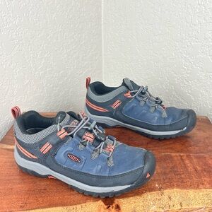 Keen dry hiking shoes with bungee laces